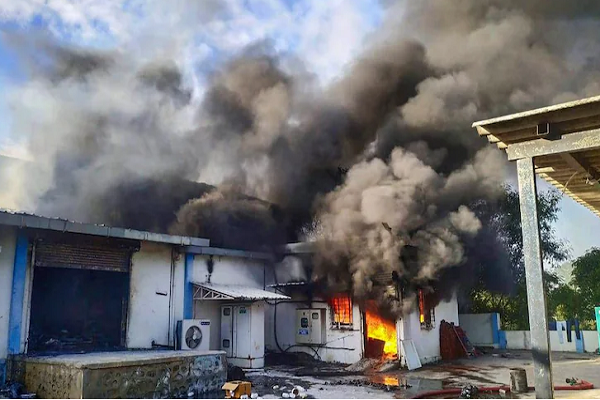 Video: Chay ngun ngut tai nha may hoa chat An Do, 18 nguoi chet