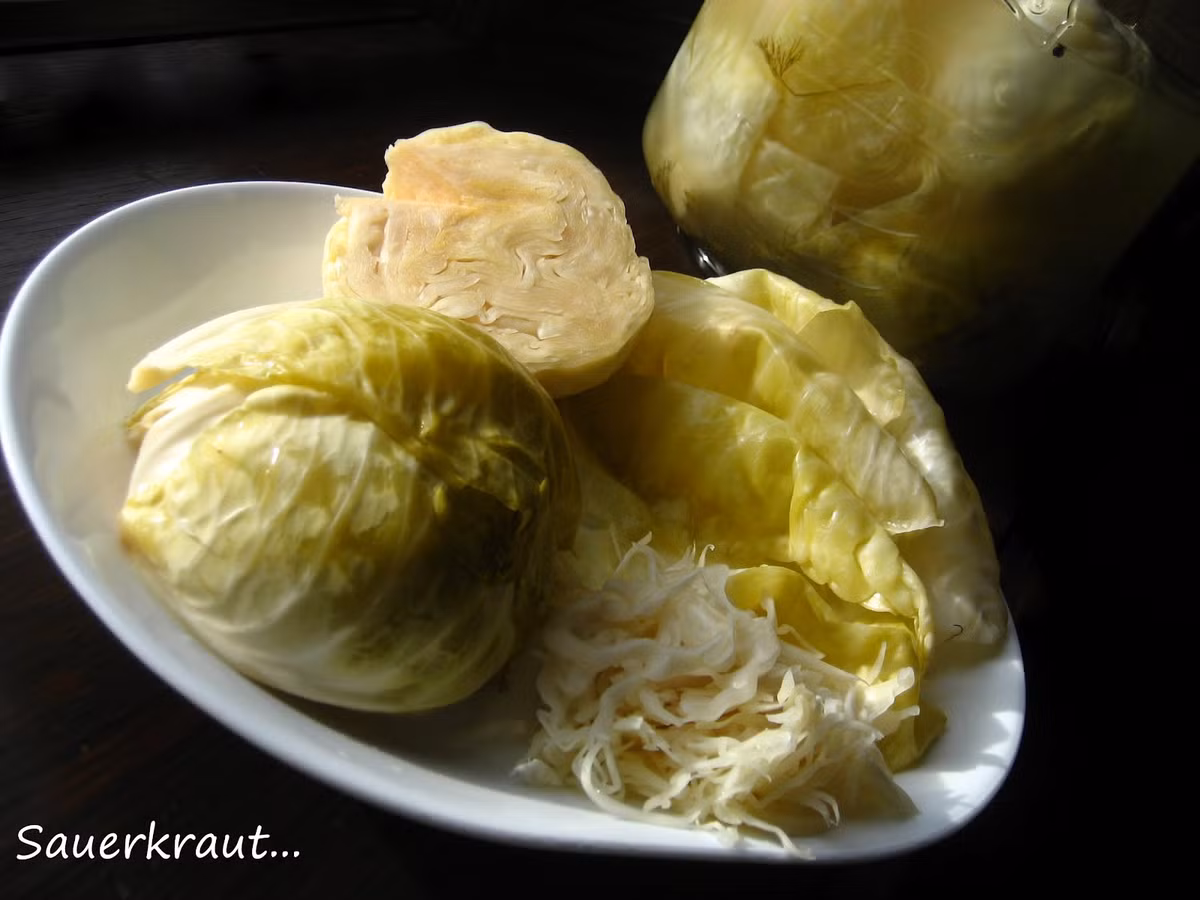 Với cách làm đơn giản, ngâm dưa cải bẹ, hành củ với đường, muối và nước ấm là sau khoảng 2-3 có thể dùng được. Ảnh: Piglet in Portugal.