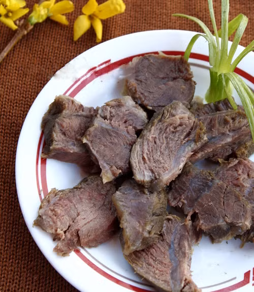 Ngoài ra, bắp bò ngâm giấm, thịt chân giò ngâm giấm vừa giòn, mềm, không dai, không ngấy thích hợp cho cả trẻ em và người lớn. Ảnh: Webnauan.