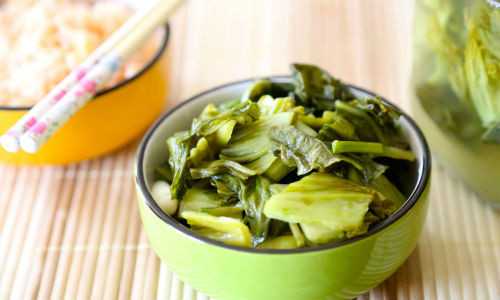 Dưa, hành muối chua là một trong những món ngâm chua truyền thống không thể thiếu trong ngày Tết ở Việt Nam. Ảnh: Huongbui.