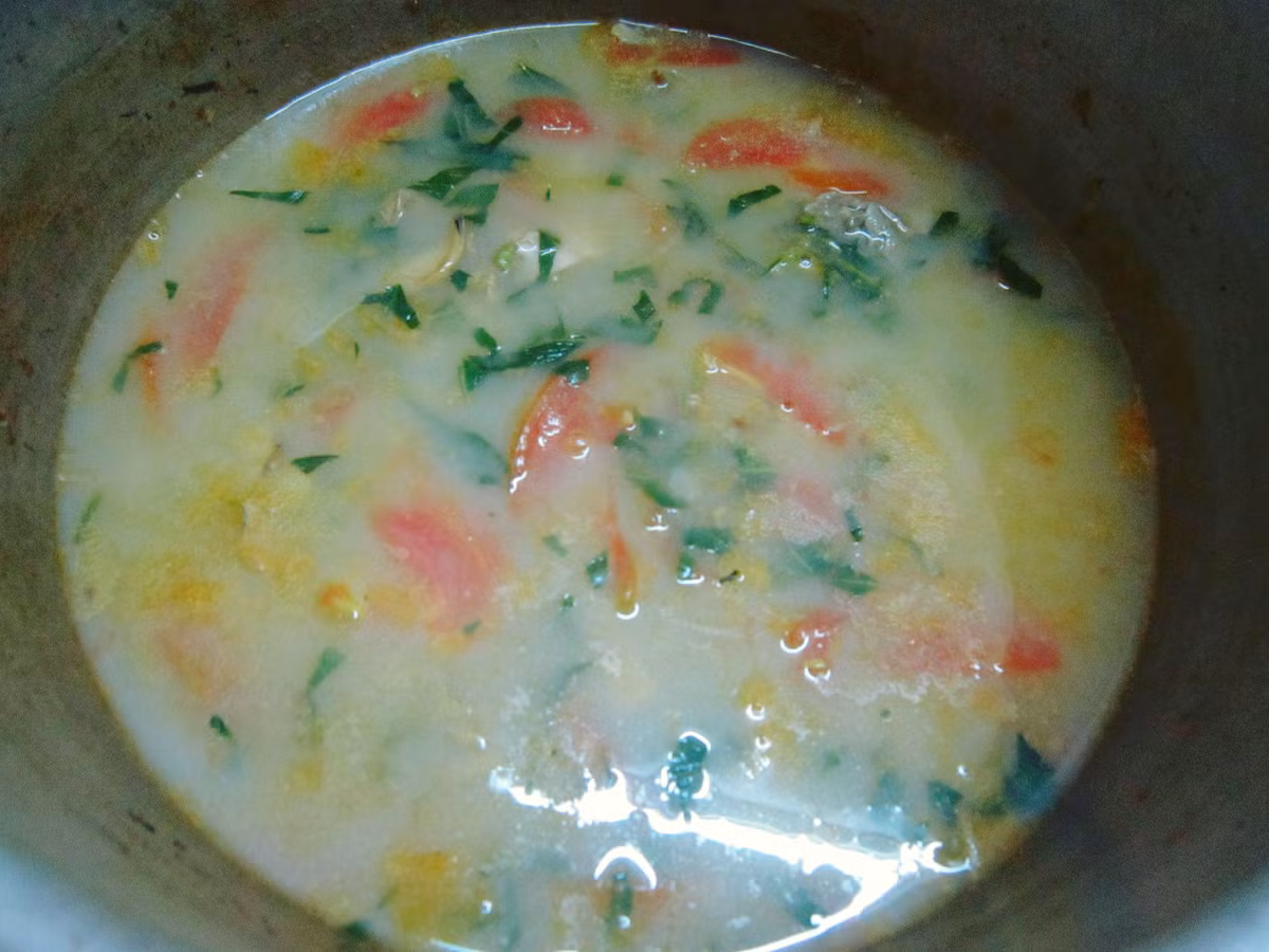 Nước luộc trai lọc sạch cho vào đun sôi cùng khế chua. Khế chín thì dầm nát và đổi trai vào nồi, đun sôi trở lại. Nêm gia vị vừa ăn rồi rắc hành, thì là lên trên. Ảnh: Bepgiadinh.