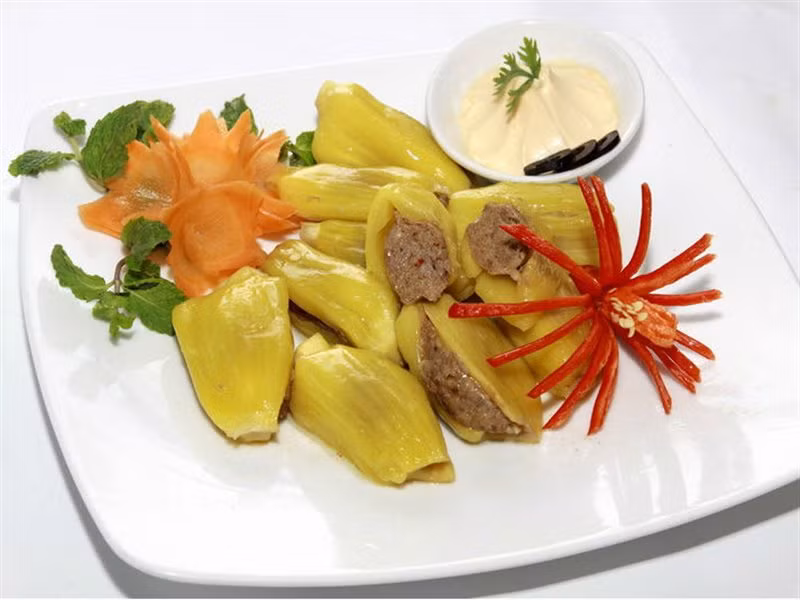 Sự kết hợp kỳ lạ giữa thịt và mít chín mang lại những trải nghiệm vị giác vô cùng thú vị của món mít nhồi thịt hấp. Ảnh: Cooky.