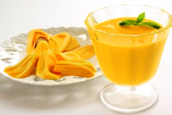 Sự hút kỳ lạ của sinh tố mít đến từ hương thơm của mít kết hợp cùng sữa và rau câu dẻo. Ảnh: 7monan.