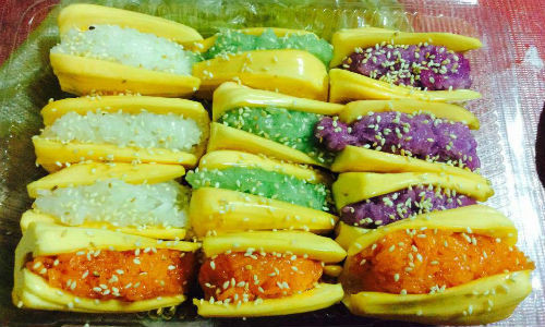 Có xuất xứ từ Thái Lan, xôi mít là món ăn được ưa thích trong giới trẻ. Xôi mít nhiều màu vừa đẹp mắt, thơm ngon, lại có mùi vị vô cùng hấp dẫn. Ảnh: 7monngonmoingay.