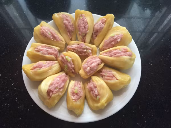 Thịt băm trộn hành hoa, rau mùi nhồi đầy bên trong múi mít, hấp trong khoảng 15 phút là có thể thưởng thức. Ảnh: Healthplus.