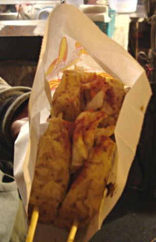 Đậu phụ thối làm một trong những món ăn độc đáo ở Đài Loan được nhiều người yêu thích. Món ăn có mùi thum thủm giống với mùi cải bắp hoặc phân bón mục rữa. Đây mà một món ăn nhẹ, bình dân, thường được bày bán ở các chợ đêm hoặc lề đường. Với nhiều người, món ăn này sẽ khiến họ phải bịt mũi khi thưởng thức nó. Ảnh: Teachenglishinasia.