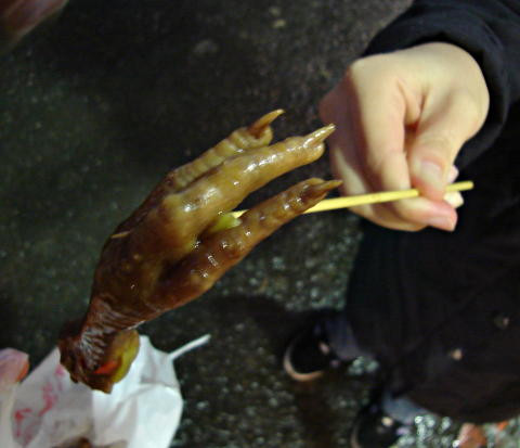 Cũng giống Việt Nam, người Đài Loan rất thích ăn chân gà nướng. Các bạn trẻ thường nhâm nhi món này khi xem phim hoặc trong những lần tụ họp bạn bè. Ảnh: Teachenglishinasia.