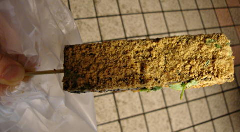 Tiết canh xiên là món ăn khá phổ biến ở Đài Loan. Có 2 loại là tiết canh lợn và tiết canh vịt. Món này ăn kèm với nước sốt nóng, lạc và rau mùi. Ảnh: Teachenglishinasia.