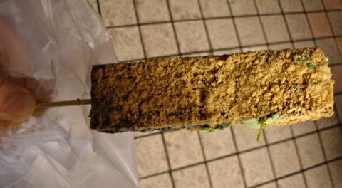 Tiết canh xiên là món ăn khá phổ biến ở Đài Loan. Có 2 loại là tiết canh lợn và tiết canh vịt. Món này ăn kèm với nước sốt nóng, lạc và rau mùi. Ảnh: Teachenglishinasia.