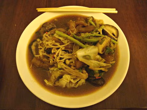 Sở dĩ món này được gọi là món thập cẩm vì bạn có thể lựa chọn nhiều món mà mình thích như lòng gà, lòng vịt, gân, mề,... sau đó đưa cho người bán hàng. Họ sẽ luộc cho bạn thưởng thức tất cả trong một tô. Ảnh: Teachenglishinasia. 