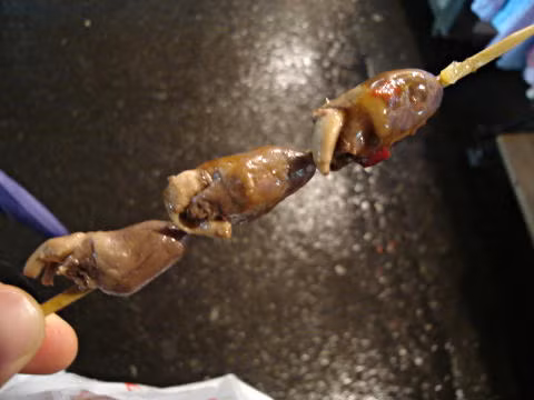 Nói là món tim gà xiên nhưng bạn có thể yêu cầu chủ hàng phục vụ cho bạn ăn bất cứ bộ phận nào của con gà mà bạn muốn ăn, từ mề cho đến ruột. Ảnh: Teachenglishinasia. 