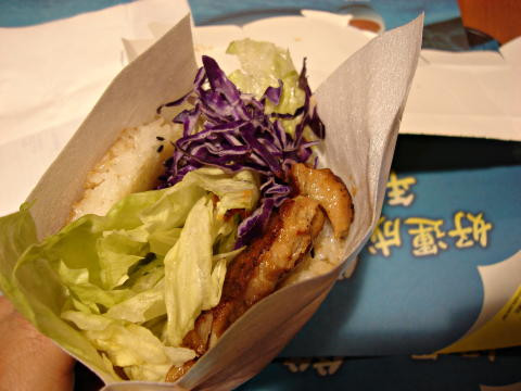 Nếu có dịp ghé qua Đài Loan, đừng quên thưởng thức món bánh mì gạo kẹp với thịt gà nướng. Đây là món ăn vặt yêu thích của nhiều người, đặc biệt là giới trẻ và nhân viên văn phòng. Ảnh: Teachenglishinasia.