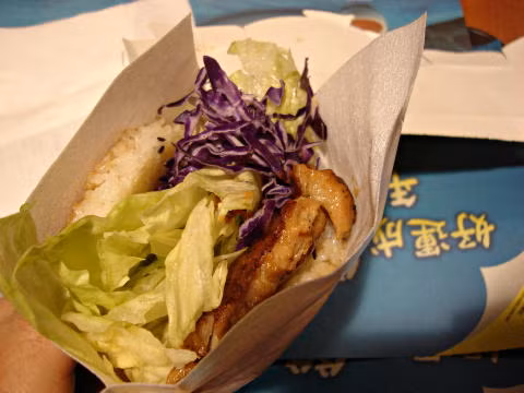 Nếu có dịp ghé qua Đài Loan, đừng quên thưởng thức món bánh mì gạo kẹp với thịt gà nướng. Đây là món ăn vặt yêu thích của nhiều người, đặc biệt là giới trẻ và nhân viên văn phòng. Ảnh: Teachenglishinasia.