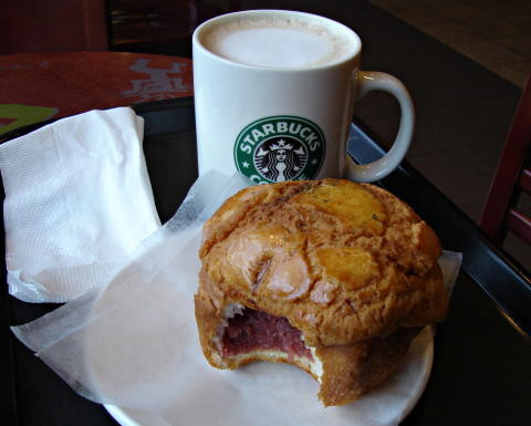 Trà Rooibos hay còn được gọi là Hồng trà Nam Phi, một loại trà thảo dược đặc trưng và chỉ có duy nhất ở Nam Phi. Ở Đài Loan, món trà Rooibos này bạn có thể tìm thấy trong các cửa hàng của Starbucks. Những cửa hàng Starbucks có rất nhiều thức uống khác nhau, như trà xanh, trà đen và trà Rooibos. Ảnh: Teachenglishinasia. 