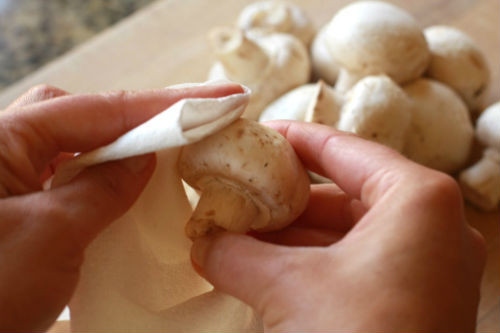 Nếu phải làm sạch nấm, tốt nhất làm sạch bằng khăn giấy ẩm hoặc bàn chải mềm. Ảnh: Printest.