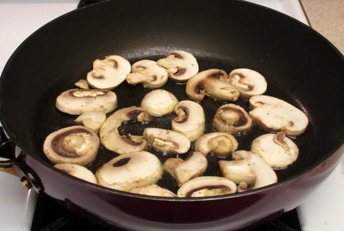 Cho quá nhiều dầu ăn có thể làm cản trở quá trình hấp thu dinh dưỡng từ nâm, gây đầy bụng, ảnh hưởng tới tiêu hóa. Ảnh: Printest.