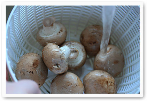 Bởi nấm có khả năng hút nước nên khi rửa trực tiếp dưới nước sẽ làm nấm trở nên nhạt nhẽo. Ảnh: Printest.