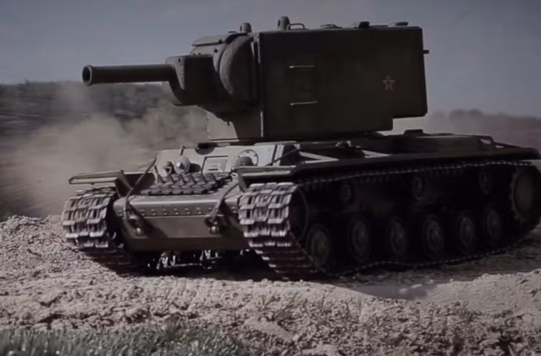 Để di chuyển con quái vật 52 tấn này, người Liên Xô phải trang bị động cơ rất mạnh thời bấy giờ - động cơ diesel B-2K 500 mã lực cho tốc độ tối đa 34km/h, tầm hoạt động 140km.