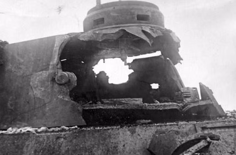 “Theo như chúng tôi được biết, không nước nào trên thế giới từng trang bị một khẩu pháo có kích cỡ và sức mạnh như vậy lên một chiếc xe tăng. Thậm chí, chúng tôi từng nghĩ rằng nó có thể bị đổ ngay khi nã phát pháo đầu tiên”, Marshal Timoshenko, một trong số nhà thiết kế pháo cho KV-2 kể lại. Ảnh: Một vết đạn được cho là “tác giả” M-10 152mm của KV-2 gây ra.