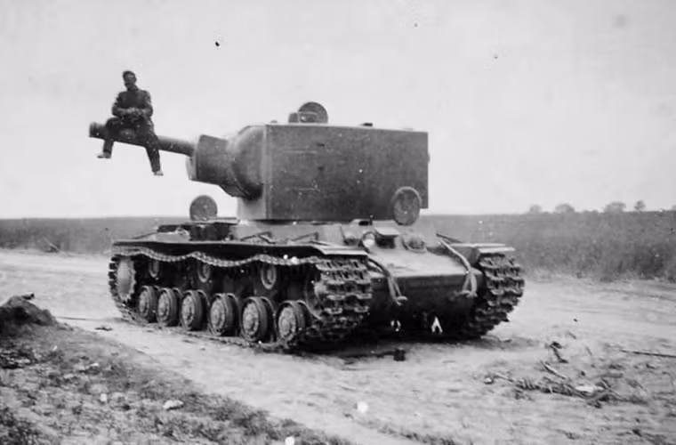 Đạn pháo 152mm không phải là đạn xuyên giáp chống tăng, mà là đạn nổ chống công sự. Tuy nhiên với khối lượng lên đến 51kg, đạn pháo mang theo lượng thuốc nổ lớn đủ sức thổi bay tháp pháo xe tăng địch, và thực tế đã chứng minh điều này: Rất nhiều xe tăng của Đức Quốc xã đã bị xe tăng hạng nặng KV-2 tiêu diệt, đặc biệt là trong những ngày đầu Chiến tranh vệ quốc vĩ đại.