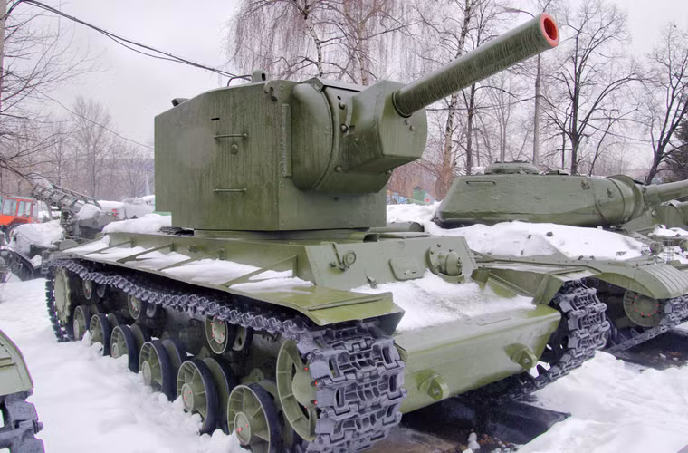 Điểm nổi bật nhất và cũng tạo nên sự nổi tiếng trên KV-2 chính là tháp pháo “khủng” chưa từng thấy, gần như không tìm thấy ở bất kỳ mẫu tăng nào trên thế giới. Việc sử dụng tháp pháo lớn tới như vậy chủ yếu nhằm phù hợp với việc trang bị cỗ pháo M-10 152mm – loại vũ khí không thấy bất kỳ trên xe tăng nào thời bấy giờ và cả thời hiện đại cũng rất ít thấy.