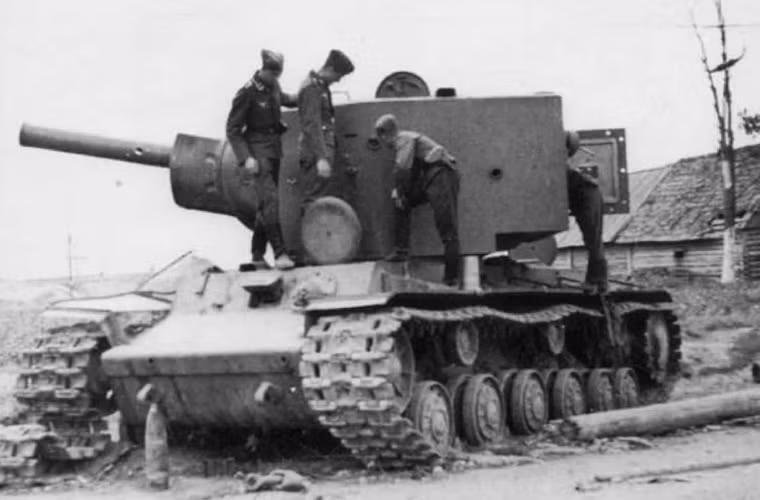 Trong một trận đánh dữ dội năm 1941, một chiếc xe tăng KV-2 đã chặn đứng cả một sư đoàn thiết giáp Đức. Chính nhật ký Trung đoàn Xe tăng 11 của Wehrmacht đã miêu tả, chỉ một mình tăng KV đã chặn đứng cả trung đoàn này trong suốt hai ngày. Thậm chí theo nhật ký, “các nỗ lực tiêu diệt chiếc xe tăng này vào ban đêm đều bất thành. Một khẩu đội pháo 88 mm đã tham gia tấn công nhưng không thể hiệu quả hơn loại pháo của xe tăng. Trong khi nỗ lực cài mìn chống xe tăng của công binh cũng thất bại”. Phải mất 2 ngày, huy động hàng chục xe tăng cùng các cỗ pháo 88 thì quân Đức mới hạ được “pháo đài” KV-2. Ảnh: Lính phát xít đang kiểm tra một chiếc xe tăng KV-2.