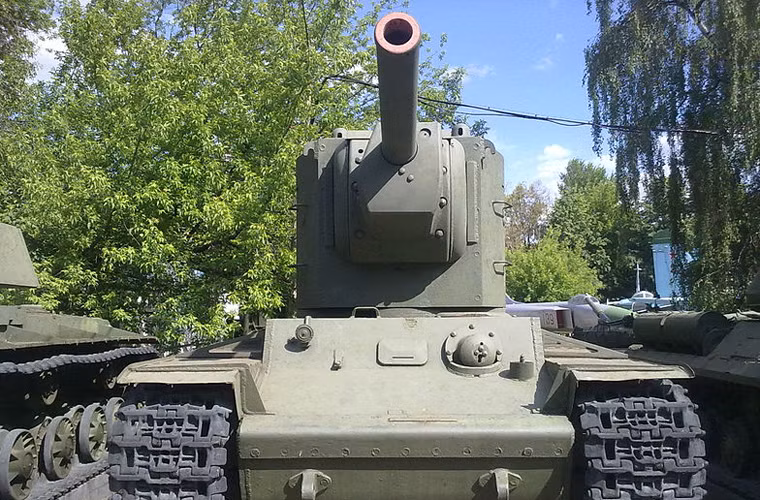 Xe tăng hạng nặng KV-2 dài 6,95m, rộng 3,32m, cao 3,25m, trọng lượng chiến đấu 52 tấn. Các phần giáp mặt trước thân và tháp pháo đều là 75mm đủ sức chống chịu đạn pháo từ các loại xe tăng Pz III, Pz IV của Đức thời bấy giờ.