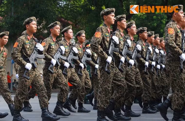 Lực lượng trinh sát xuất hiện với quân phục tương tự quân đổ bộ đường không nhưng màu sắc khác, dùng mũ nồi và trang bị khẩu súng trường Galil ACE 31 nòng ngắn nhỏ gọn phù hợp hoạt động bí mật.