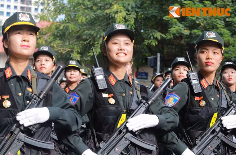 Nếu quân đội có đặc công, trinh sát tinh nhuệ thì công an có các chiến sĩ cảnh sát đặc nhiệm cũng thuộc hàng đặc biệt tinh nhuệ, sở hữu các kĩ năng chiến đấu mạnh mẽ, trang bị vũ khí hiện đại… Ảnh: Các nữ chiến sĩ cảnh sát đặc nhiệm Việt Nam trang bị tiểu liên bắn nhanh MP5A3 diễu binh trên đường phố.