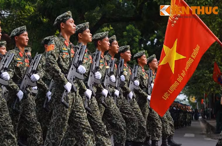 Một trong những lực lượng đặc biệt tinh nhuệ tham gia diễu binh mừng Quốc khánh 2/9 thu hút mọi cái nhìn là lực lượng đổ bộ đường không. Chỉ cần nghe cái tên đủ biết đây là lực lượng đặc biệt tới mức nào, trên thế giới ở nhiều nước còn dùng thuật ngữ “lính dù” để chỉ lực lượng này.