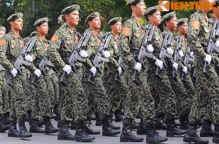 Lực lượng đổ bộ đường không của Việt Nam xuất hiện với quân phục khá giống đặc công nhưng màu sắc khác, dùng mũ nồi và trang bị súng trường Galil ACE 32 kẹp nòng súng phóng lựu M203 trông rất hầm hố.