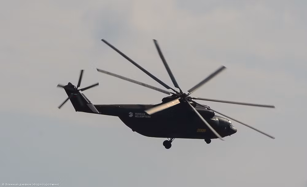 Ngoài hệ thống điều khiển bay hiện đại, phi công lái Mi-26T2 còn có khoang lái mới, tiện nghi hơn. Ví dụ nhưu bảng điều khiển tích hợp 5 màn hình LCD giúp phi công nắm bắt thông số bay tốt hơn; khí tài kính ngắm đêm NVG; thiết bị điện tử kĩ thuật số BREO-26; hệ thống định vị hàng không NPK 90-2; hệ thống backup dữ liệu bay; hệ thống ghi lại hành trình bay....