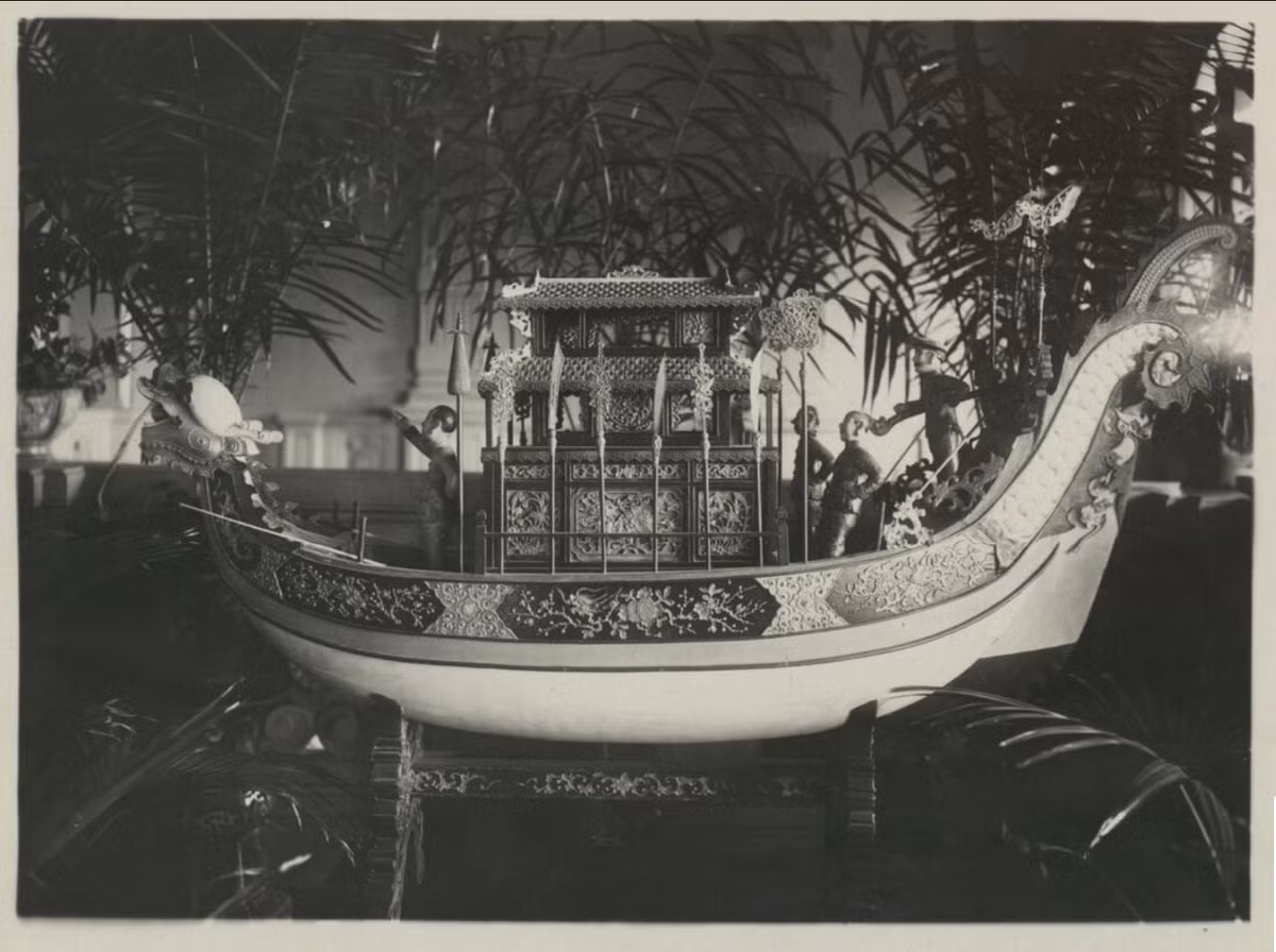 Chiếc thuyền bằng gỗ sơn mài trang trí ở đầu cầu thang chính. Ảnh tư liệu.