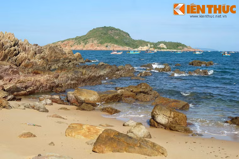  Ghềnh đá Bãi Xép có diện tích khá rộng, chiếm trọn một phần bãi biển với vô số phiến đá dựng đứng chĩa lên bầu trời.