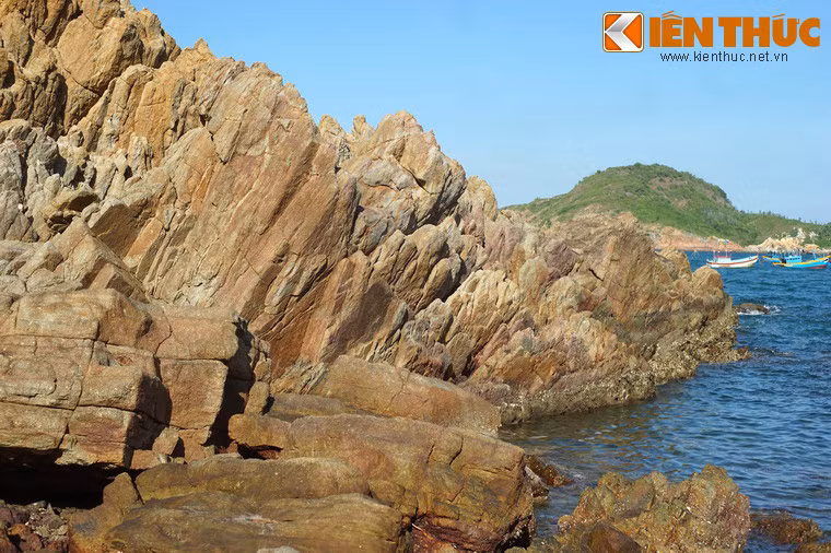 Sự bào mòn của sóng gió sau hàng trăm nghìn năm đã tạo ra những hình thù kỳ ảo như đánh đố trí tưởng tượng con người.