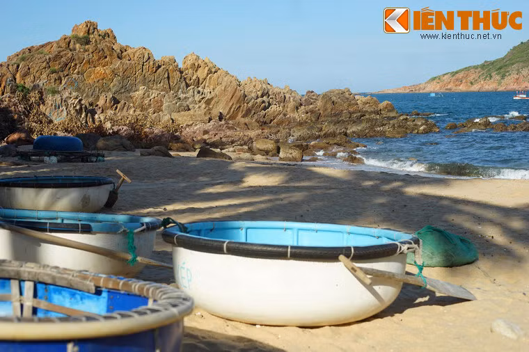 Cùng với ghềnh đá kỳ ảo, bãi tắm hoang sơ và cuộc sống mang đậm bản sắc của một làng chài truyền thống khiến Bãi Xép nổi lên như một điểm đến hot của du lịch "Quy Nhơn".