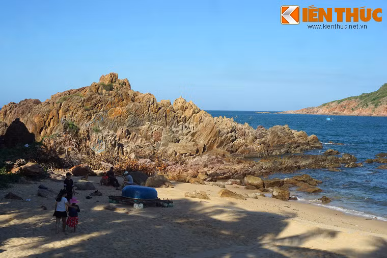Một điểm nhấn kỳ thú làm nên sự hấp dẫn của Bãi Xép là một ghềnh đá tự nhiên nổi lên ở phía Bắc của khu vực này.