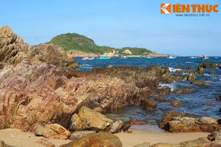 Những con thuyền đủ màu sắc của dân chài thấp thoáng trên mặt biển phía xa khiến khung cảnh thêm phần sinh động.