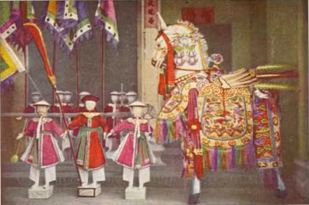 Đồ vàng mã được chế tác khá cầu kỳ của người Việt ở xứ Bắc Kỳ. Ảnh: National Geographic.