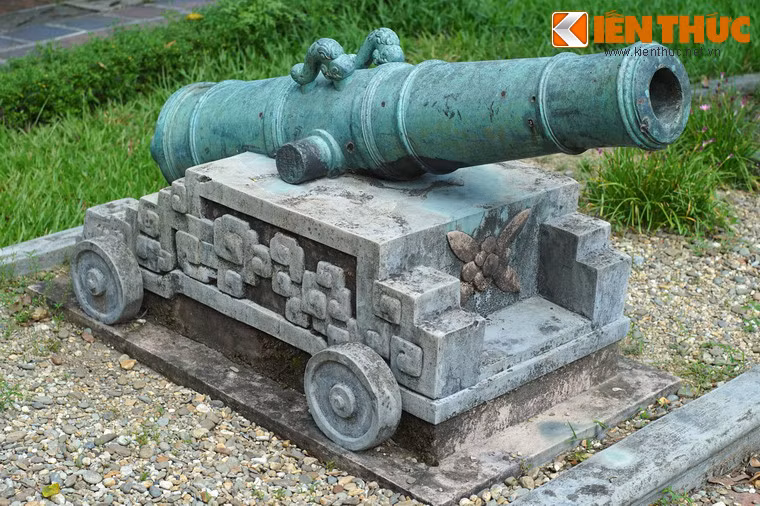 Một số mẫu súng khác của nhà Nguyễn được trưng bày tại Bảo tàng Cổ vật Cung đình Huế.