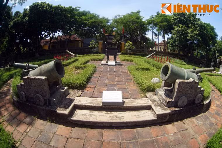 Nằm trong Hoàng thành Huế, Bảo tàng Cổ vật Cung đình Huế xưa kia vốn là cung điện Long An. Đây là nơi lưu giữ một bộ sưu tập súng thần công rất đặc sắc.