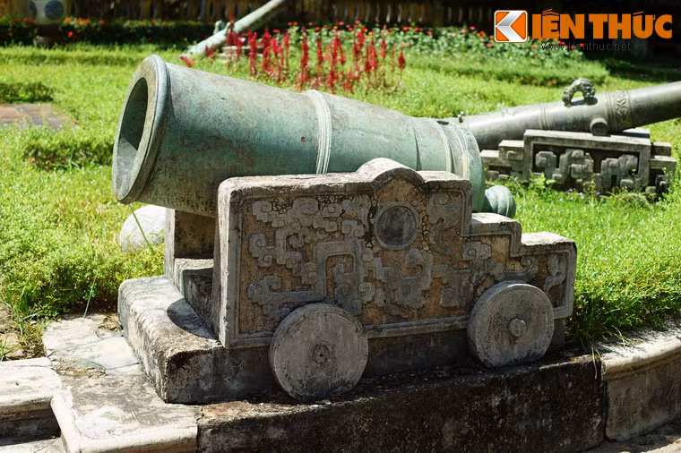 Một khẩu thần công thời Minh Mạng được trưng bày tại Bảo tàng Cổ vật Cung đình Huế.