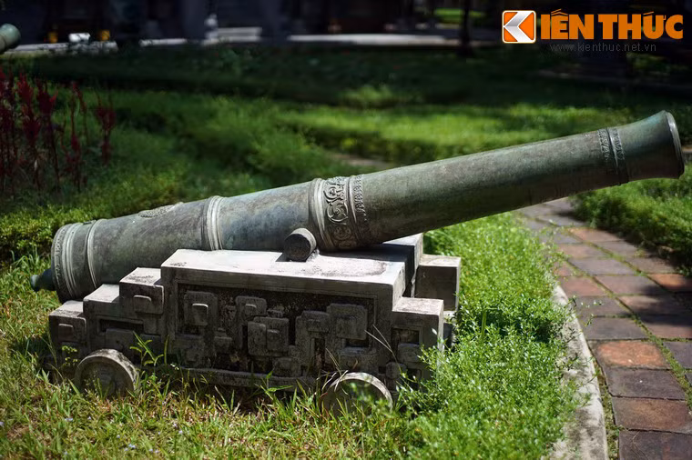 Trong số này, đáng chú ý là ba khẩu thần công xuất xứ Hà Lan. Khẩu đầu tiên được Công ty Đông Ấn Hà Lam cho đúc năm 1640 làm quà tặng cho chúa Trịnh ở Đàng Ngoài. Trên súng vừa có hoa văn kiểu Việt Nam, vừa có hoa văn của Hà Lan.