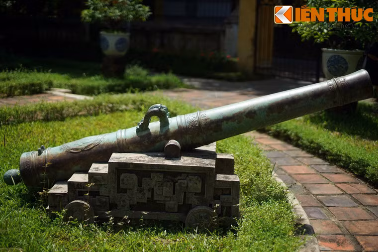 Khẩu thứ ba do chúa Trịnh đặt người Hà Lan làm năm 1677 - 1678. Đây là những khẩu thần công cổ xưa nhất Việt Nam, có thể là hình mẫu để cho các triều đại phong kiến Việt Nam chế tạo súng thần công sau này.