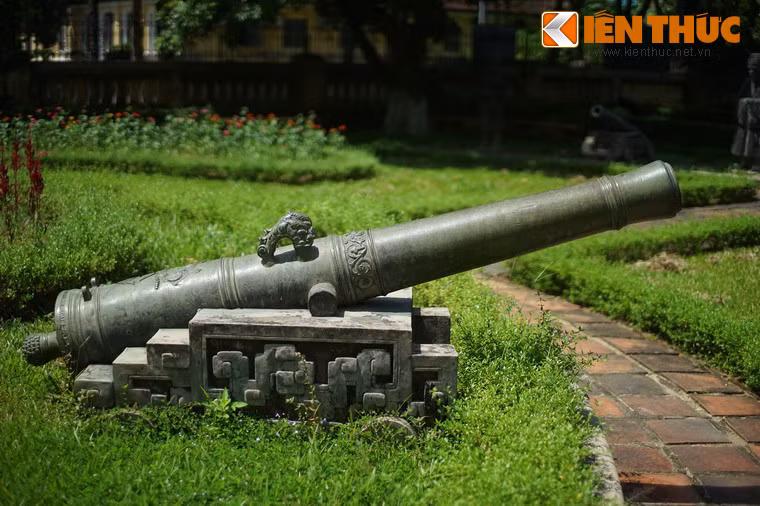 Khẩu thứ hai đúc năm 1661, được chúa Trịnh mua lại từ thương thuyền của Công ty Đông Ấn Hà Lan.