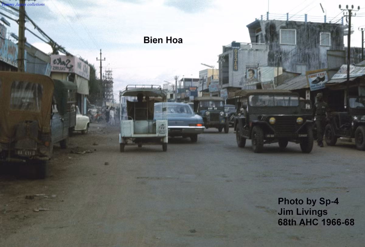 Đường phố ở trung tâm thị xã Biên Hòa giờ cao điểm. Ảnh: Jim Livings.