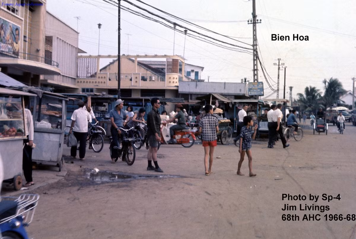 Bên ngoài rạp Biên Hùng, rạp phim chính của Biên Hòa trước 1975. Ảnh: Jim Livings.