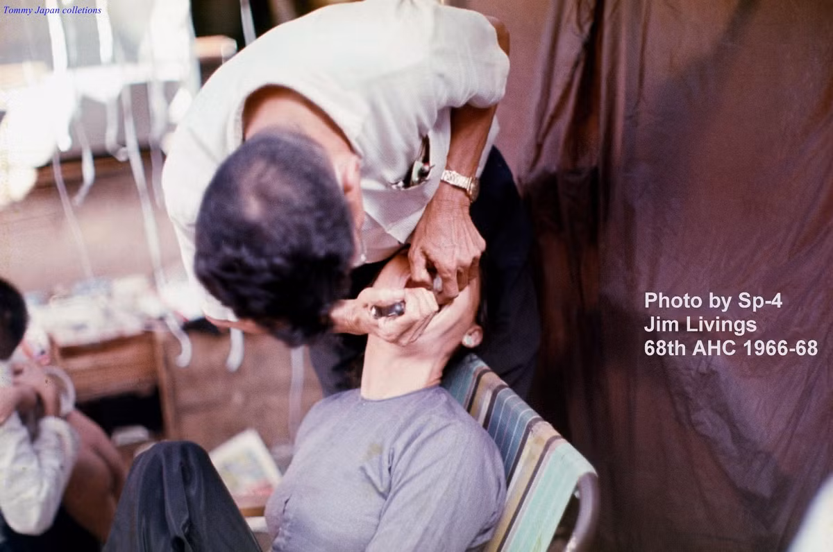 Nha sĩ vỉa hè nhổ răng cho một khách hàng. Ảnh: Jim Livings.