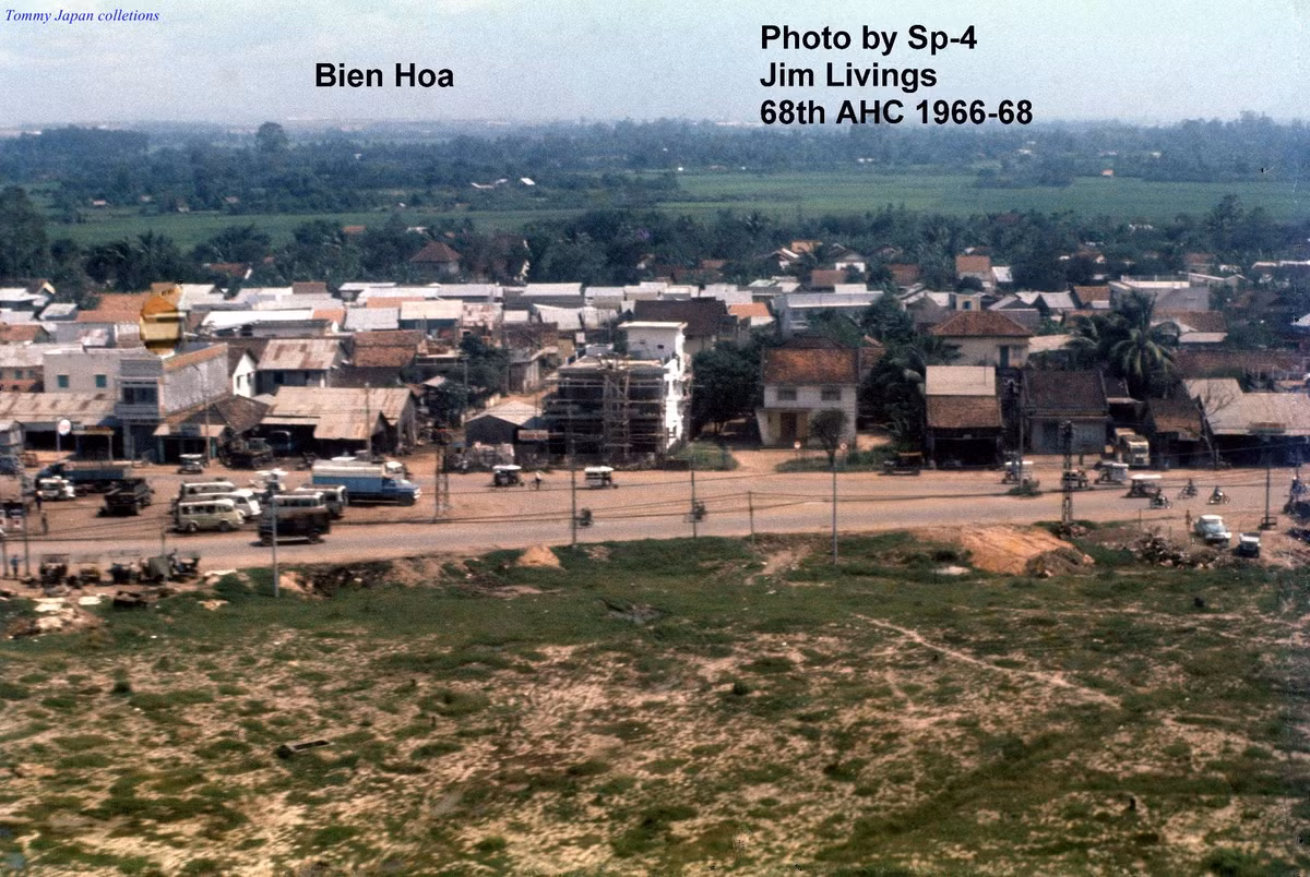 Xa lộ Sài Gòn - Biên Hòa, khu vực cửa ngõ thị xã Biên Hòa năm 1966 - 1968. Ảnh: Jim Livings.