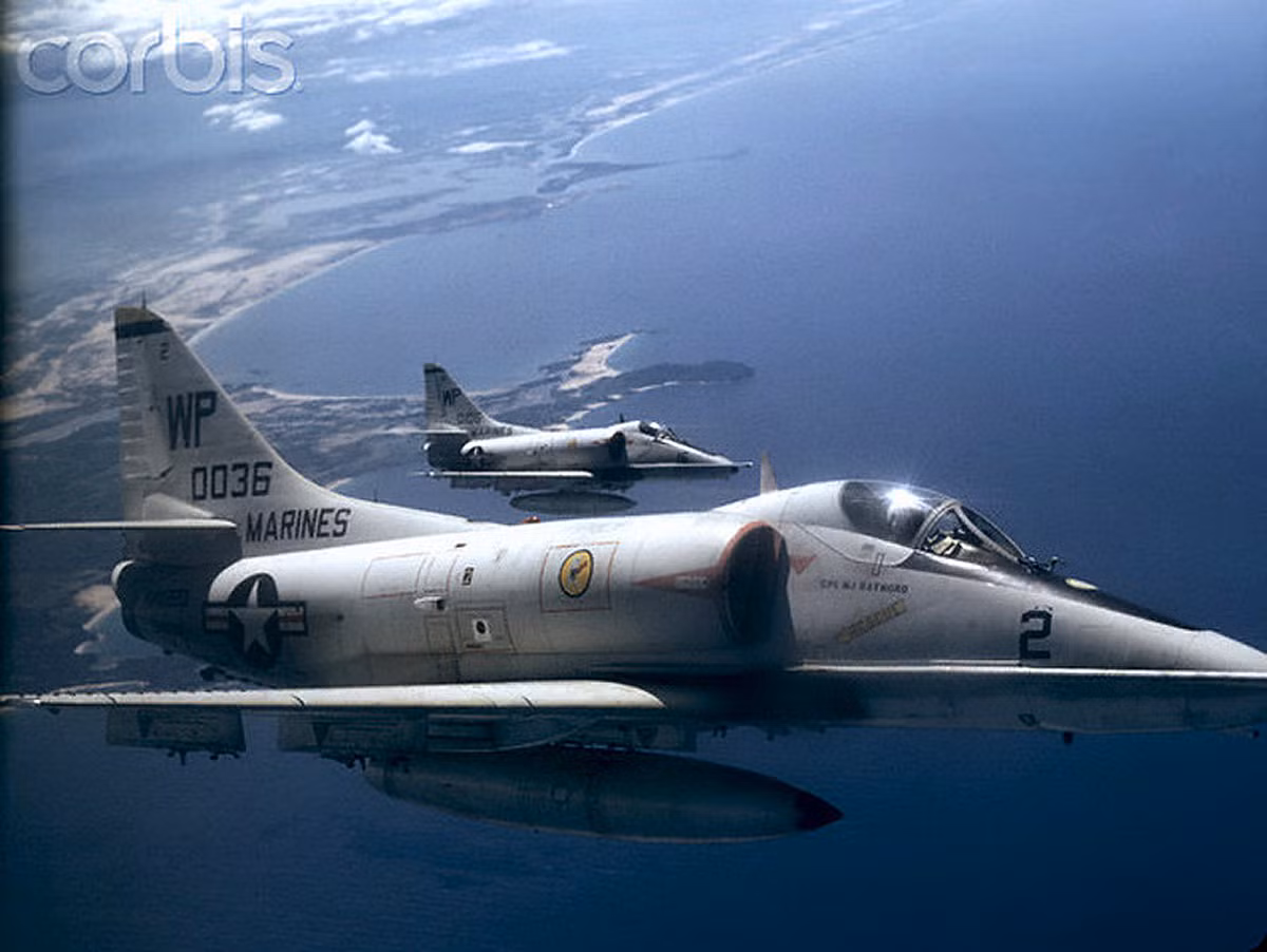 Máy bay cường kích A-4 Skyhawk của thủy quân lục chiến Mỹ bay qua phía Nam Dung Quất (Quảng Ngãi) trong lúc tiếp tế nhiên liệu trên không thời chiến tranh Việt Nam, 1966. Ảnh: George Tiedemann/ Corbis.